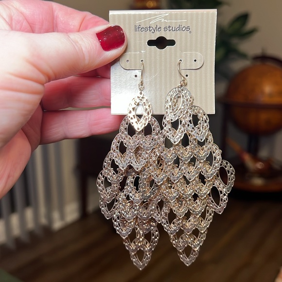 Lot of 13 estate jewelry pieces - earrings, bracelet, necklaces, brooches - Picture 3 of 15